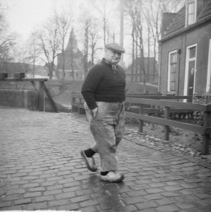 Lammert Leusink (1893-1992) op weg naar de palingrokerij van de familie Van der Heide aan de Havenkade
